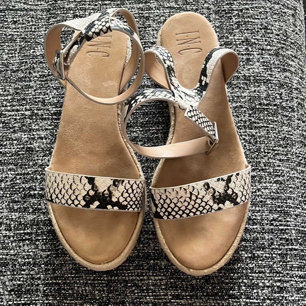 INC low wedge